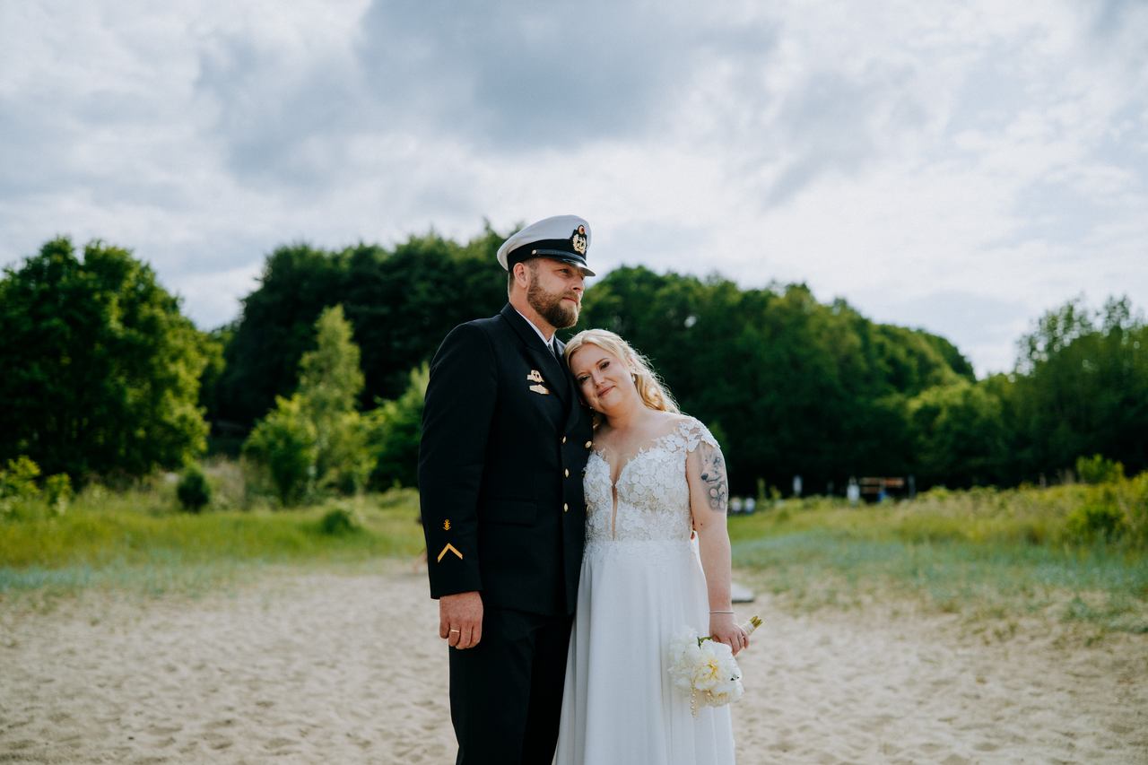 Stina und Delf am Falckensteiner Strand, Brautpaar in Marineuniform und Brautkleid